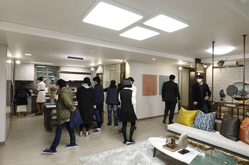 '양평 다문지구 반도유보라 아이비파크' 견본주택을 찾은 방문객들이 유니트를 살펴보고 있다.(사진=반도건설)